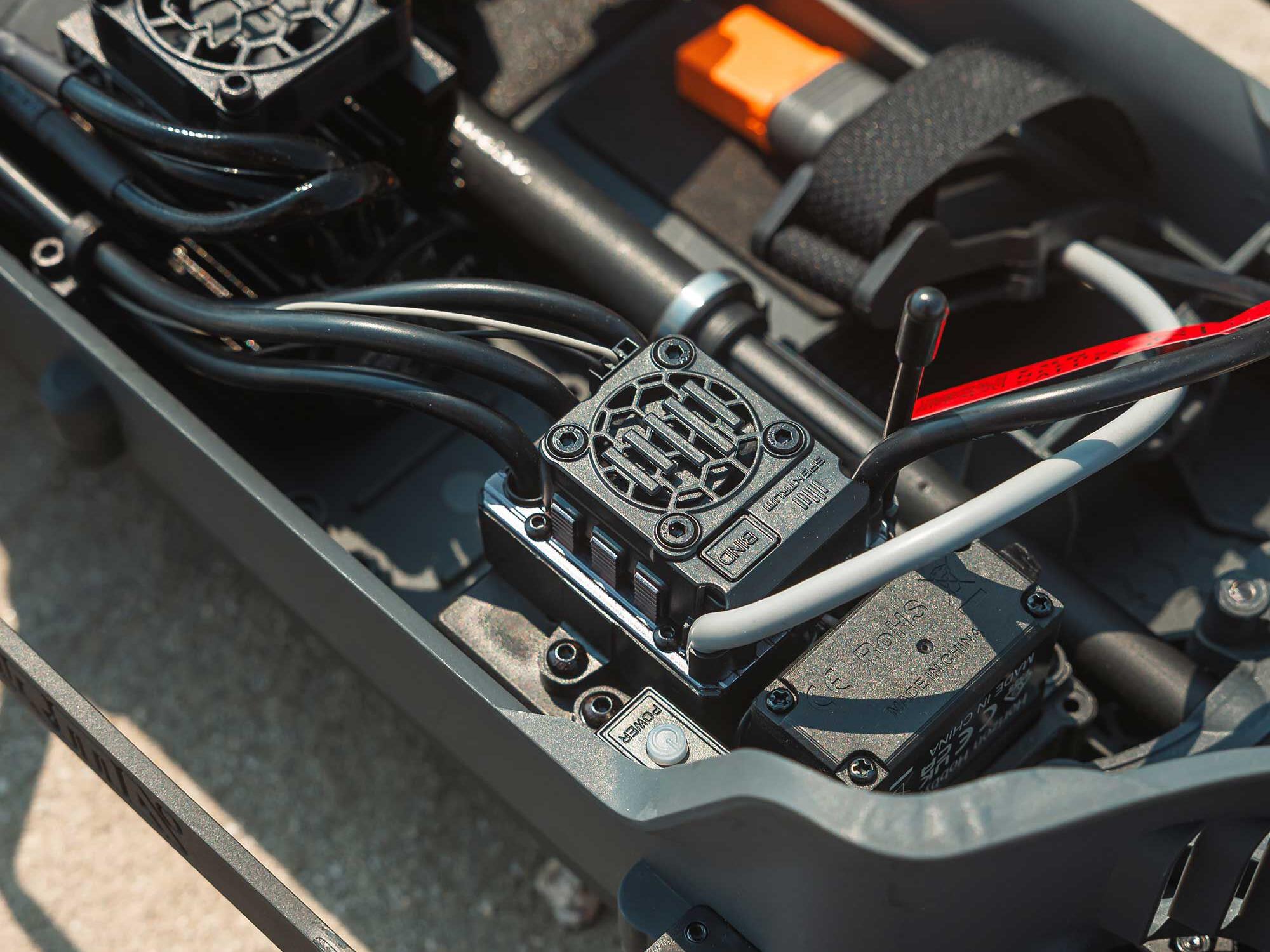 Arrma 1/10 SENTON 223S BLX 4X4 SCT RTR with DSC Red/Gunmetal - Image 13