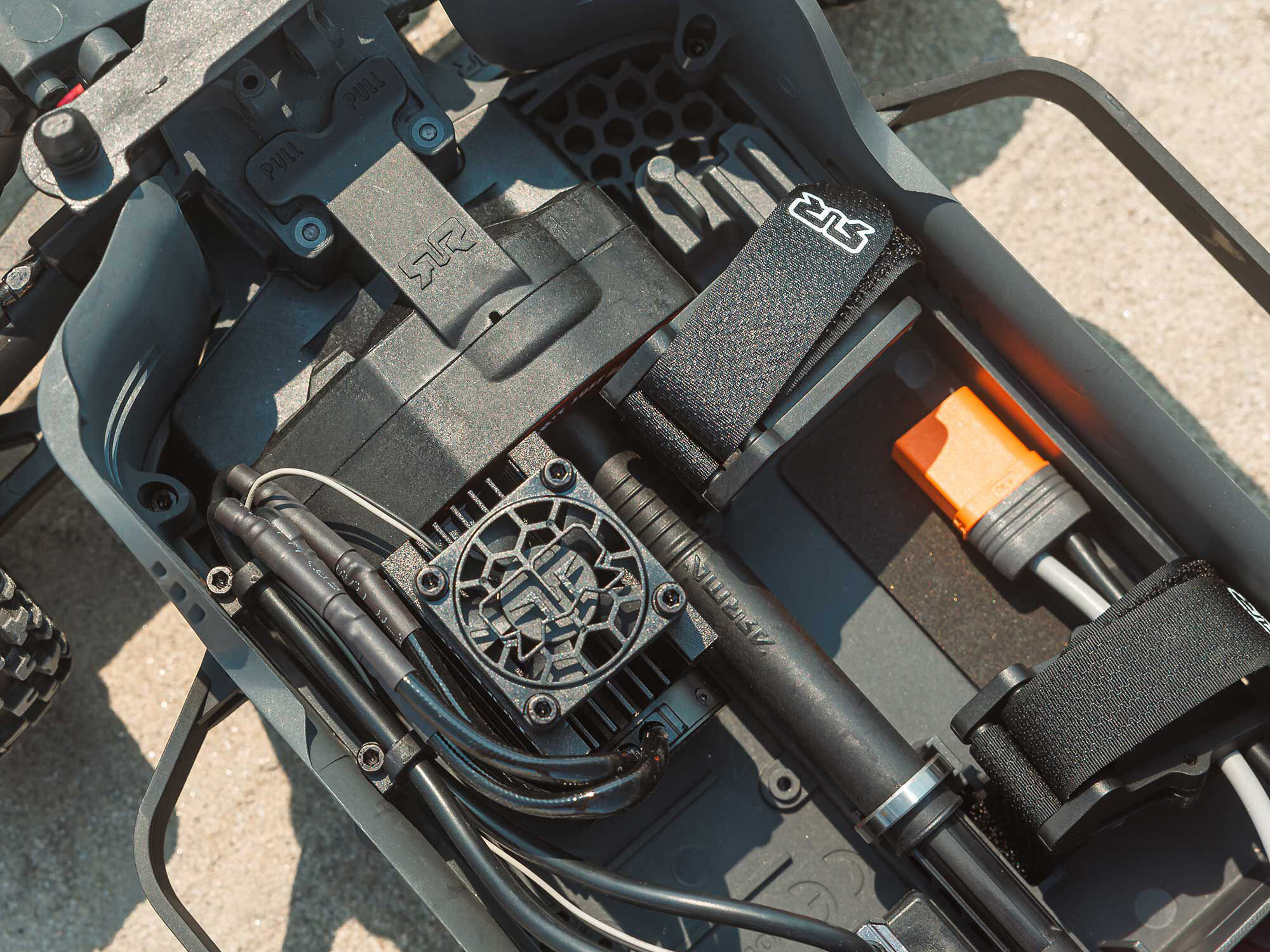 Arrma 1/10 SENTON 223S BLX 4X4 SCT RTR with DSC Red/Gunmetal - Image 15