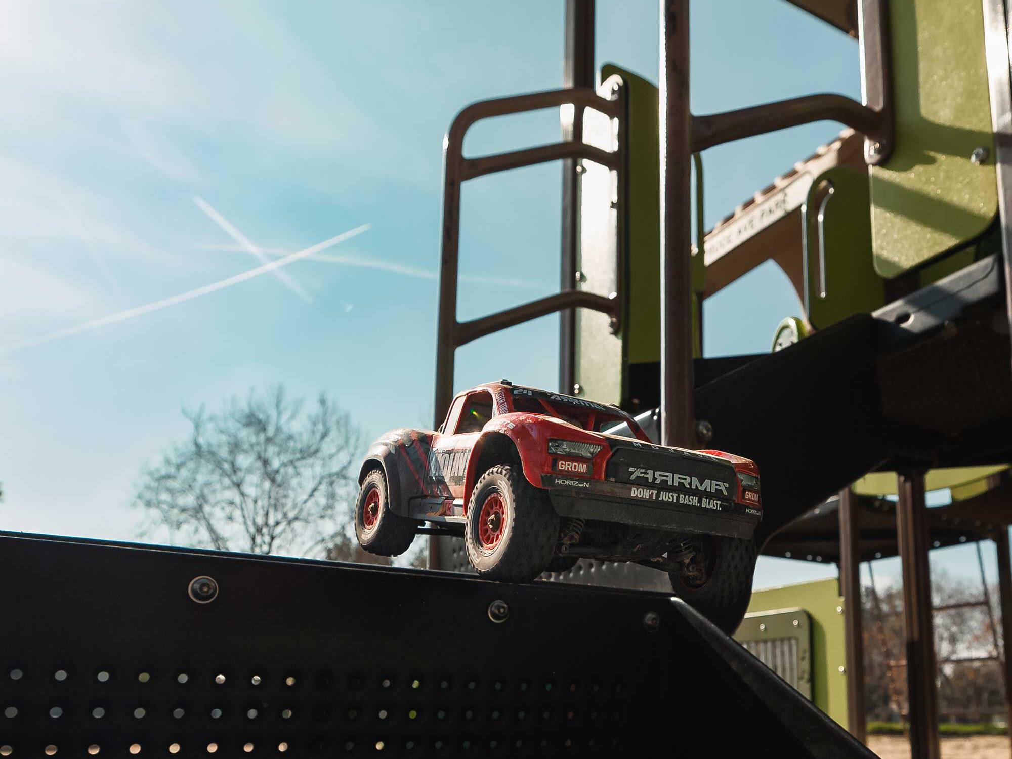 Arrma 1/16 MOJAVE GROM MEGA 4X4 DT with Battery & Charger Red - Image 19