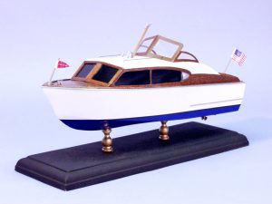 Dumas Chris-Craft Sedan 1:24 Kit (1707)