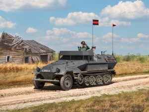 ICM Beobachtungspanzerwagen Sd.Kfz.251/18 Ausf.A, WWII German Observation Vehicle with 4 Crew Figures