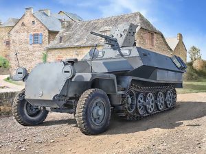 Italeri Sd.Kfz. 251/10 with 4 Figures