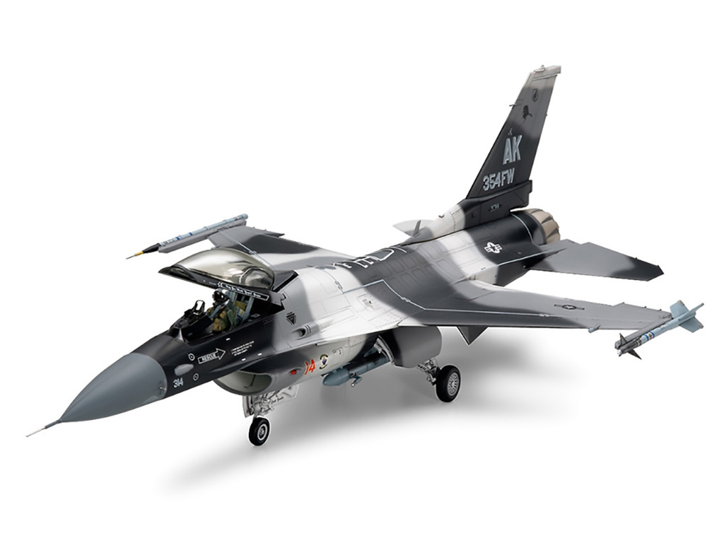 Tamiya F-16C/N "AGGRESSOR/ADVERSARY"